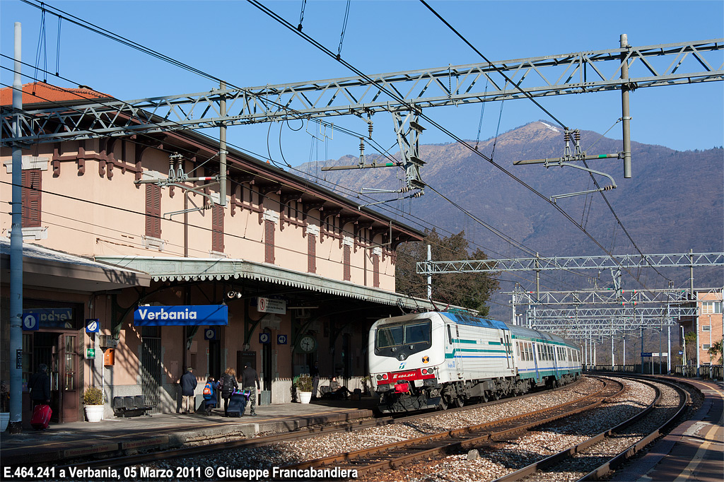 Treno Regionale Trenitalia con Locomotiva Elettrica E.464.241 Foto Giuseppe Francabandiera