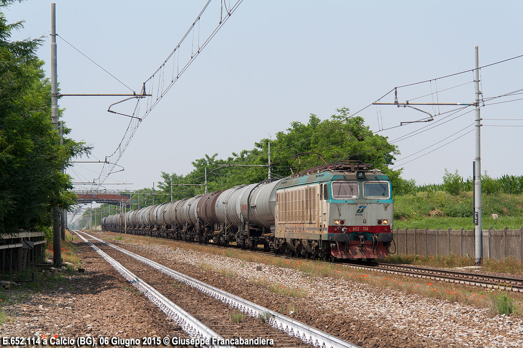 Treno Merci Cisterne Trenitalia con Locomotiva Elettrica E.652.114 Foto Giuseppe Francabandiera