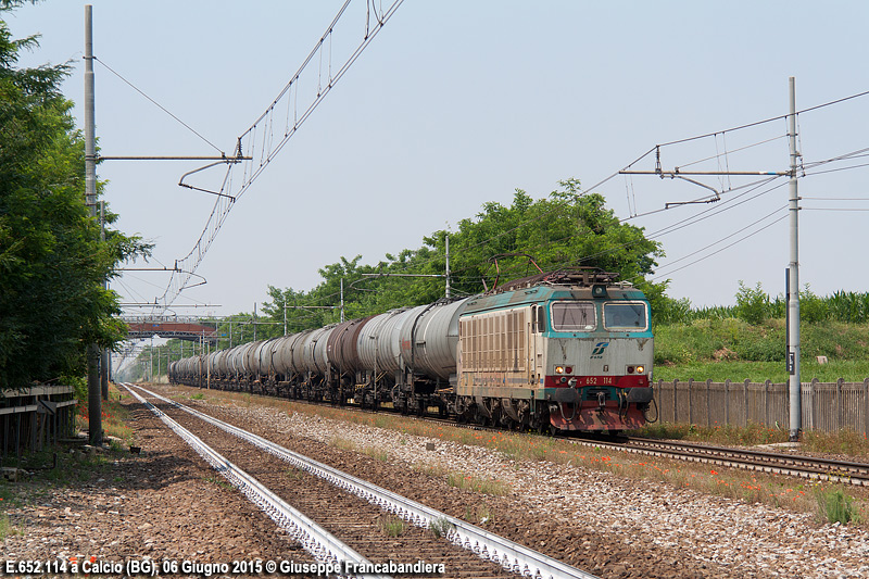 Treno Merci Cisterne Trenitalia con Locomotiva Elettrica E.652.114 Tigre Foto Giuseppe Francabandiera