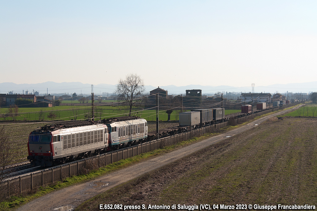 Treno Merci Mercitalia MIR con Locomotiva Elettrica E652.082 Foto Giuseppe Francabandiera