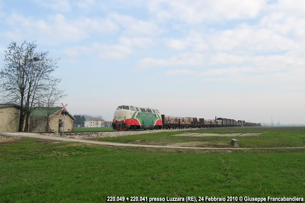 Treno Merci FER con Locomotiva Diesel 220.049 220.041 Foto Giuseppe Francabandiera 