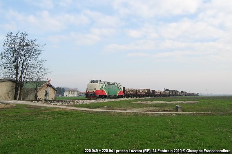 Treno Merci FER con Locomotiva Diesel 220.049 220.041 Foto Giuseppe Francabandiera