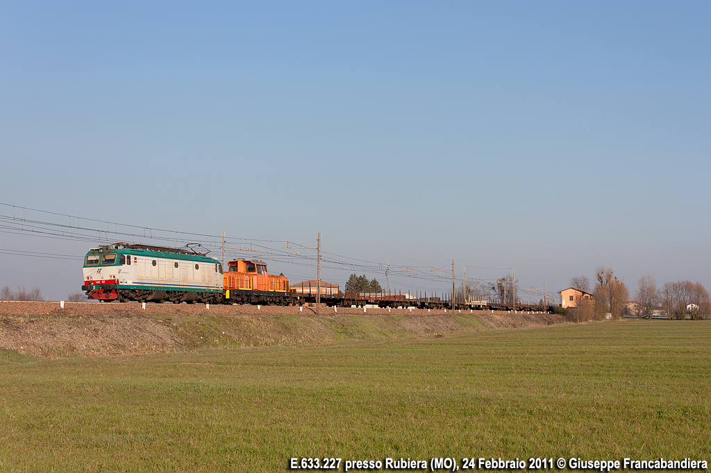 Treno Merci Trenitalia Cargo con Locomotiva Elettrica E633.227 Foto Giuseppe Francabandiera