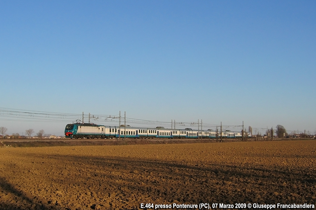 Treno Regionale Trenitalia con Locomotive Elettrica E464 Foto Giuseppe Francabandiera