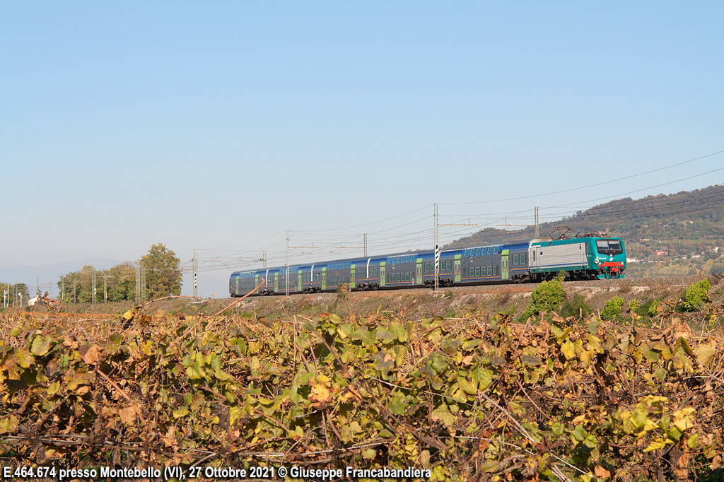 Treno Regionale Trenitalia con Locomotiva Elettrica E464.674 Foto Giuseppe Francabandiera