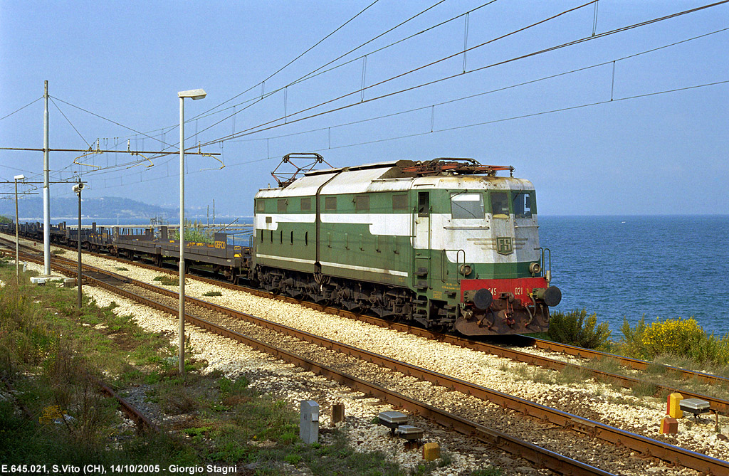 Treno Merci Trenitalia con Locomotiva Elettrica E.645.021 Foto Giorgio Stagni