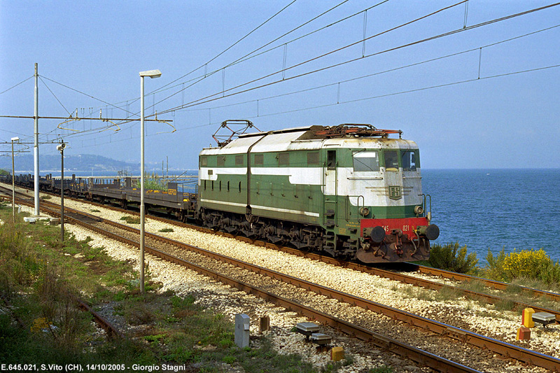 Treno Merci Trenitalia con Locomotiva Elettrica E.645.021 Foto Giorgio Stagni