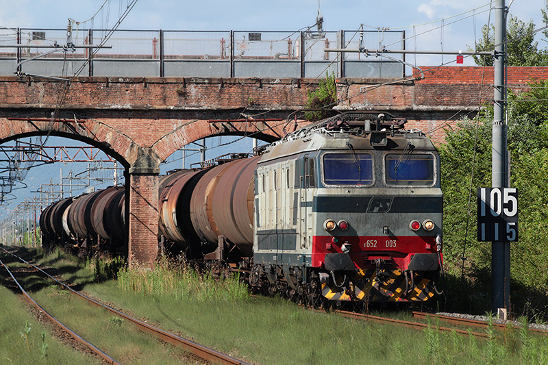 Treno Merci Cisterne Trenitalia con Locomotiva Elettrica E.652.003 Foto Marco Cantini
